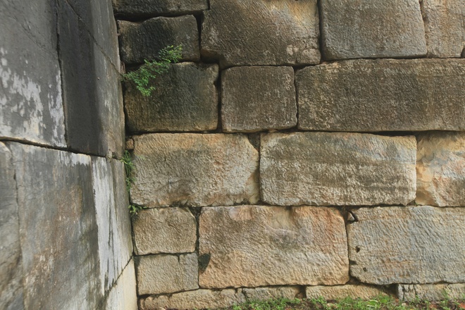 Toàn bộ tường thành và bốn cổng chính được xây dựng bằng những phiến đá vôi  đục đẽo tinh xảo, vuông vức, xếp chồng khít lên nhau